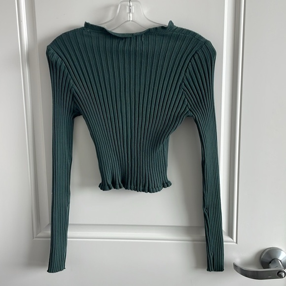 NWT Active USA Women’s Green Button Up Cropped Long Sleeve w/ Ruffle Accent - L - Picture 3 of 4